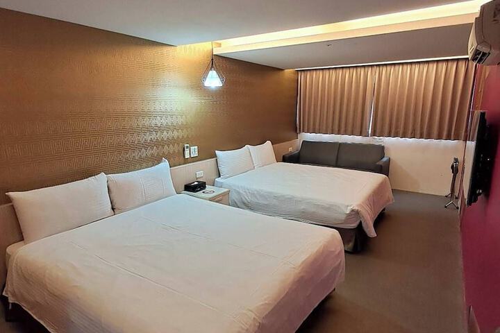 Room 9 of 32