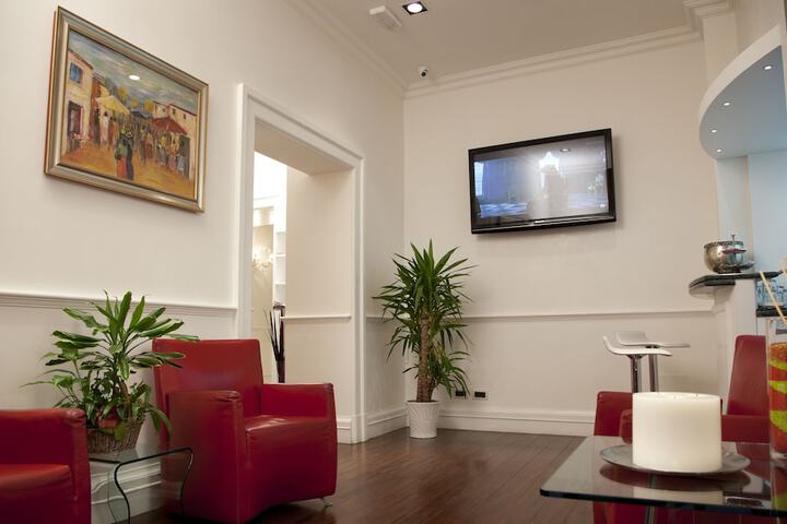 Lounge 48 of 52