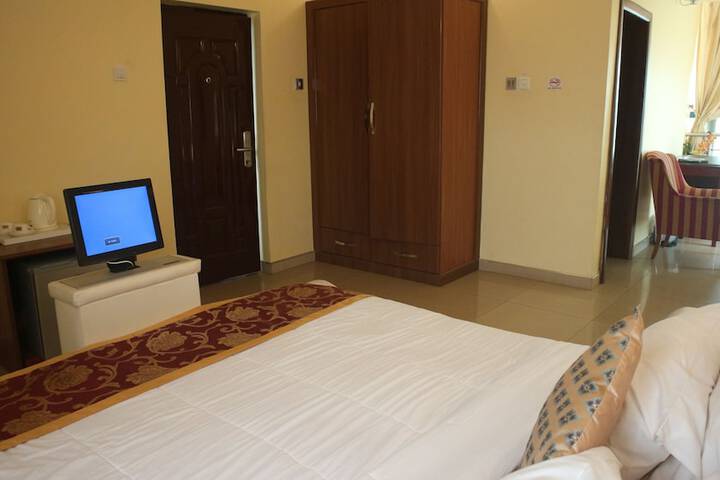 Room 14 of 37