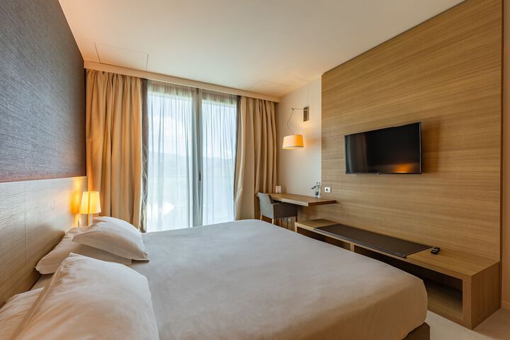 Room 16 of 77