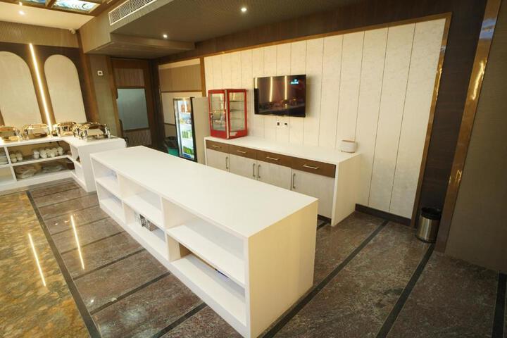 Ballroom/Hall 4 of 23