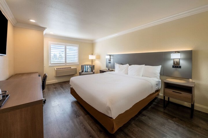 1 King Bed (5 of 5)