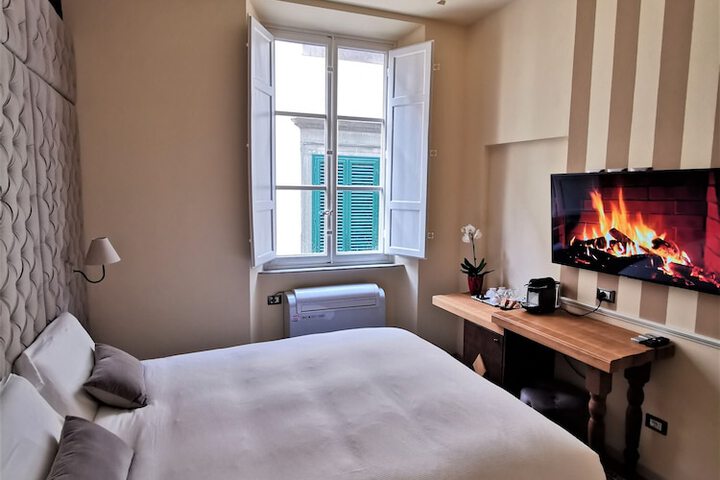 Room 6 of 18