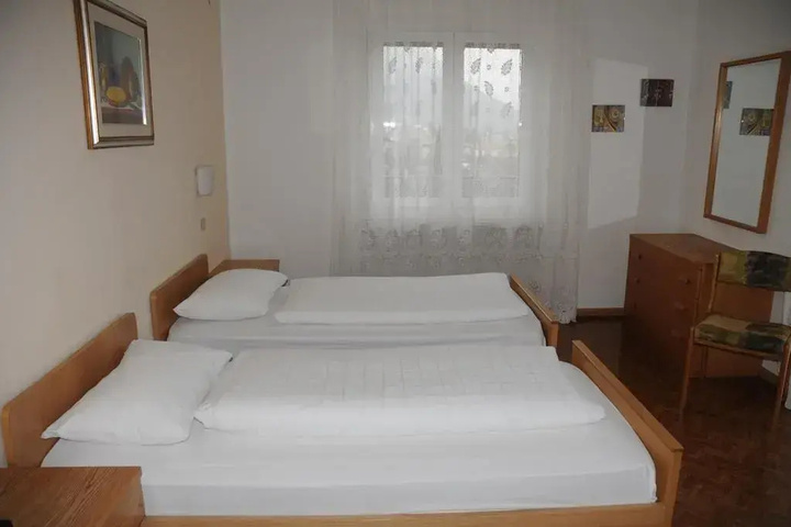 Room 3 of 10