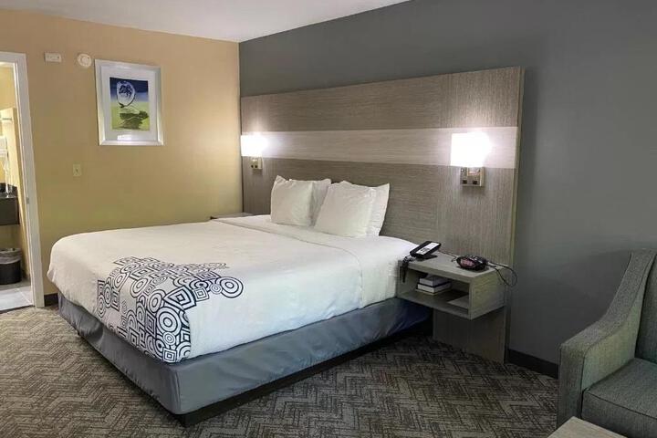1 King Bed High Speed Internet Accessible Coffee Maker Iron and Ironing Board Hairdryer Full Breakfast (5 of 12)
