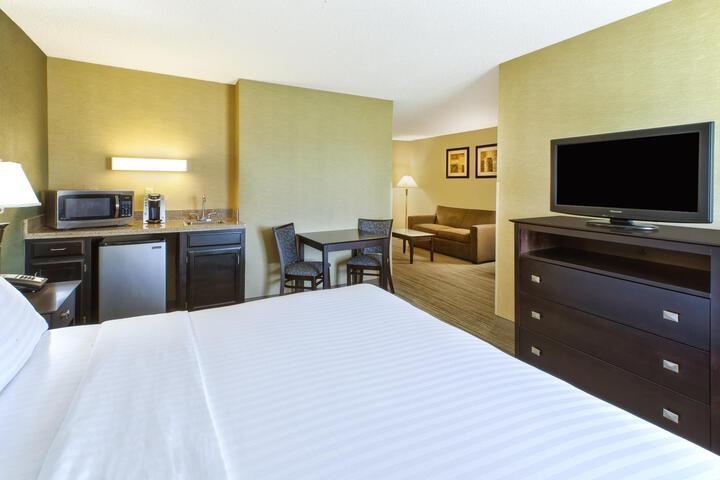 1 King Bed Accessible (9 of 12)