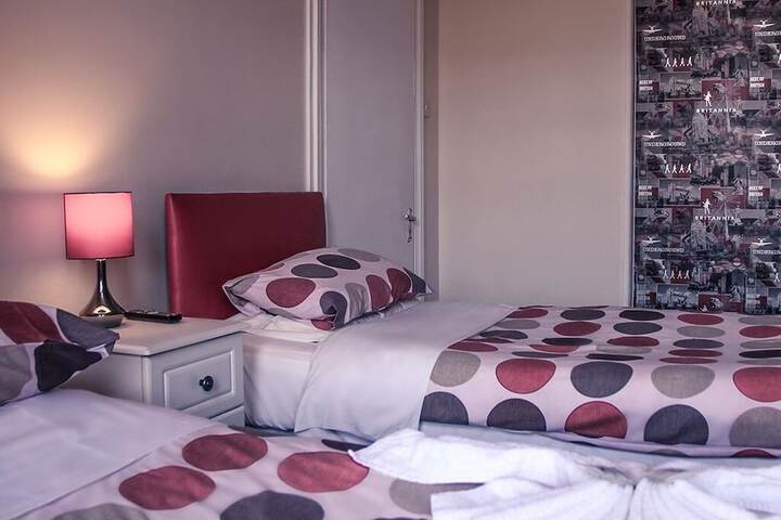 Room 3 of 20