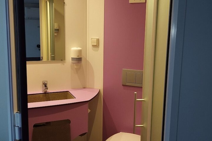 Room 52 of 80