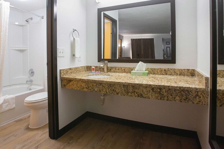 1 Queen Bed (2 of 22)
