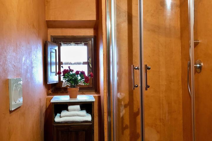 Room 13 of 33