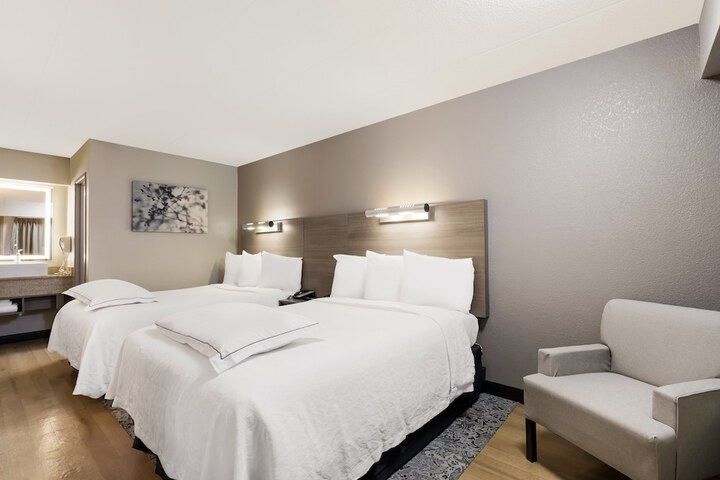2 Double Beds (6 of 9)