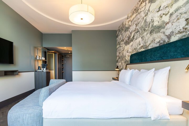 Room 10 of 83
