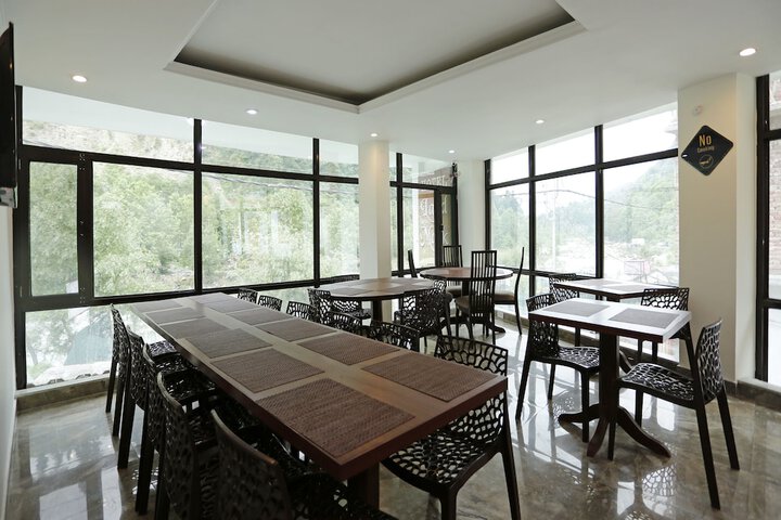 Dining 7 of 18