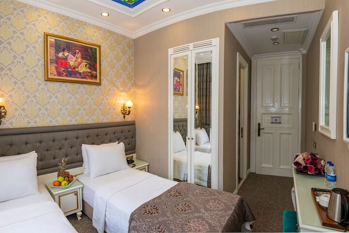 Room 12 of 87