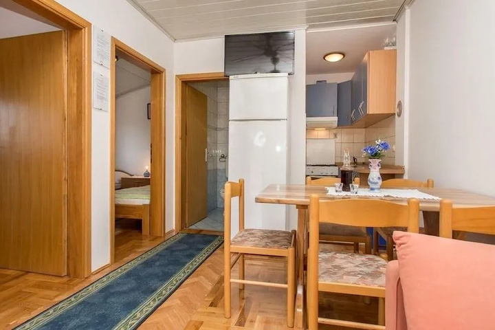 Room 4 of 11