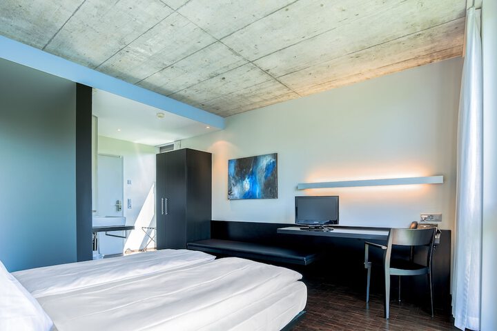 Room 3 of 38