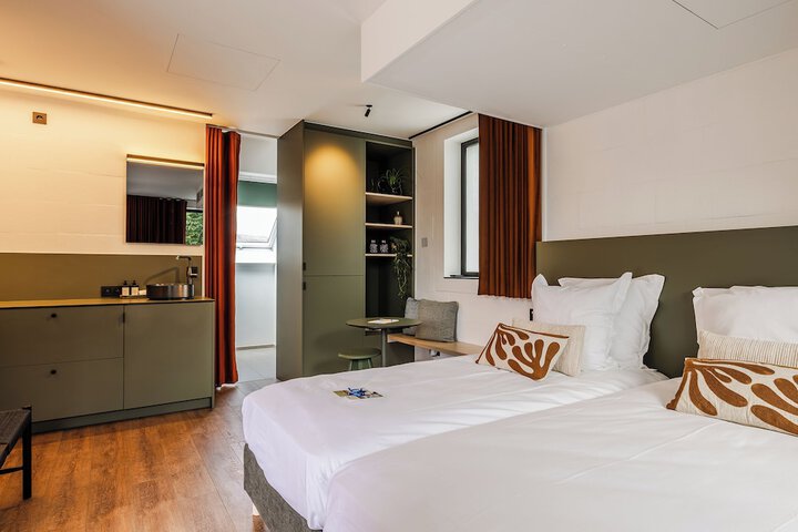 Room 10 of 46