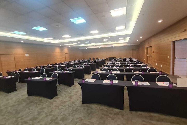 Ballroom/Hall 74 of 96