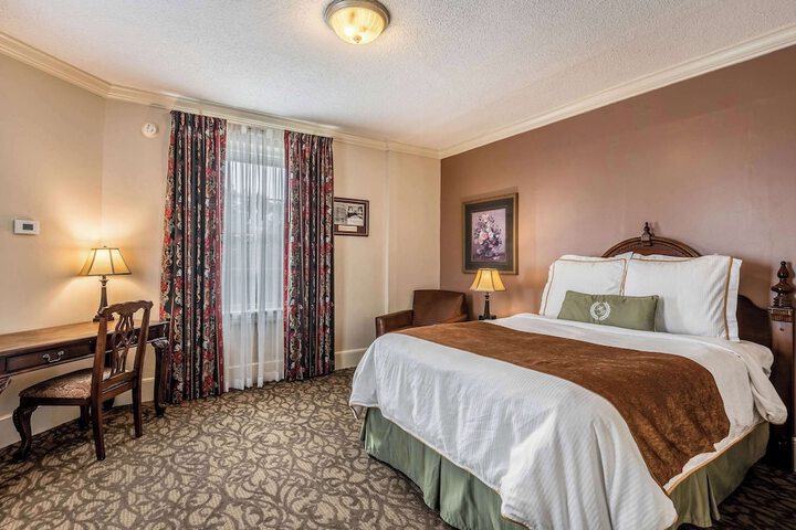 1 Queen Bed (4 of 6)