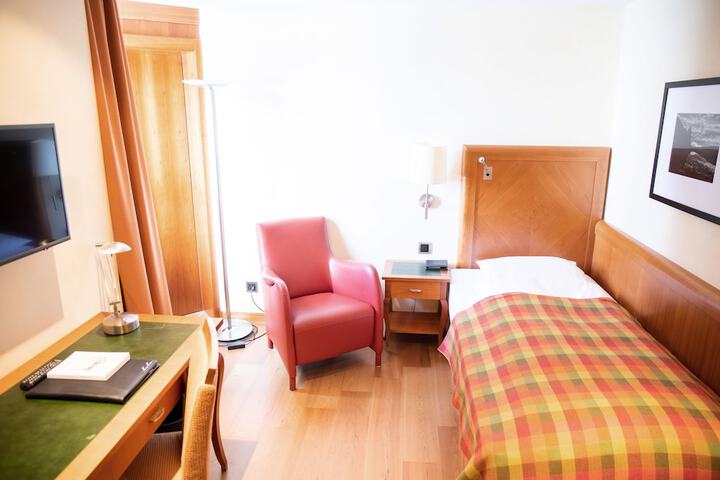 Room 15 of 93
