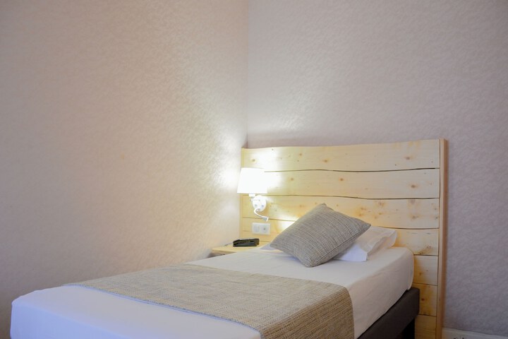 Room 34 of 100