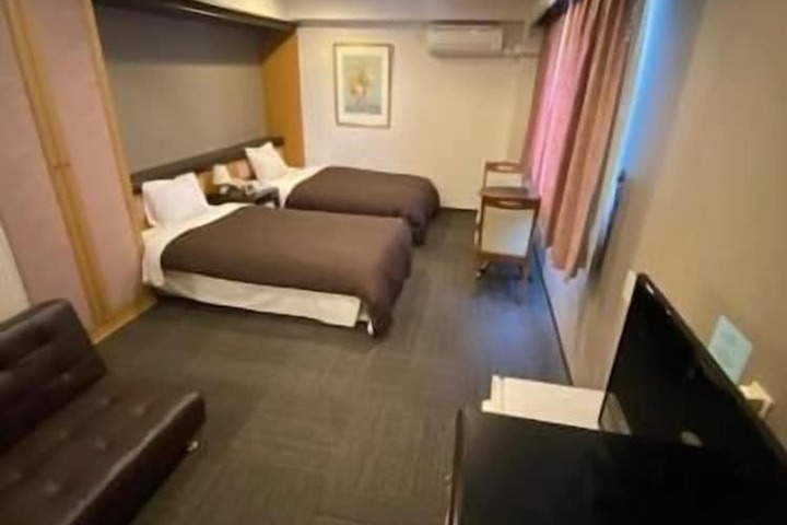 Room 9 of 28