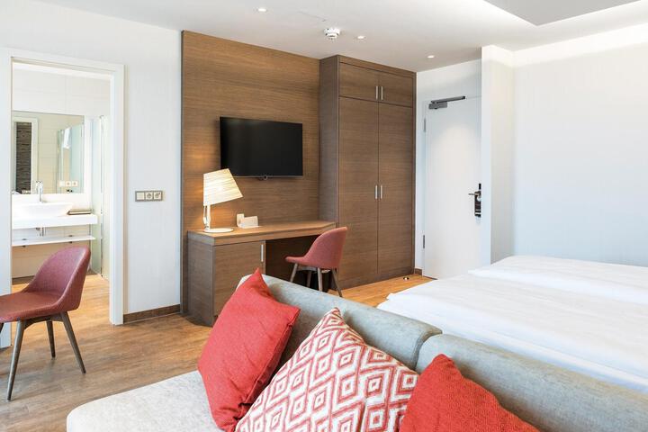 Room 32 of 62