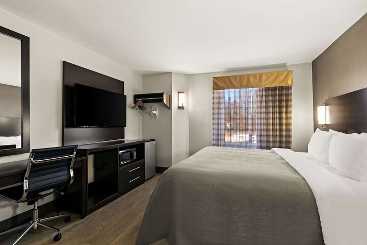 1 King Bed (2 of 10)