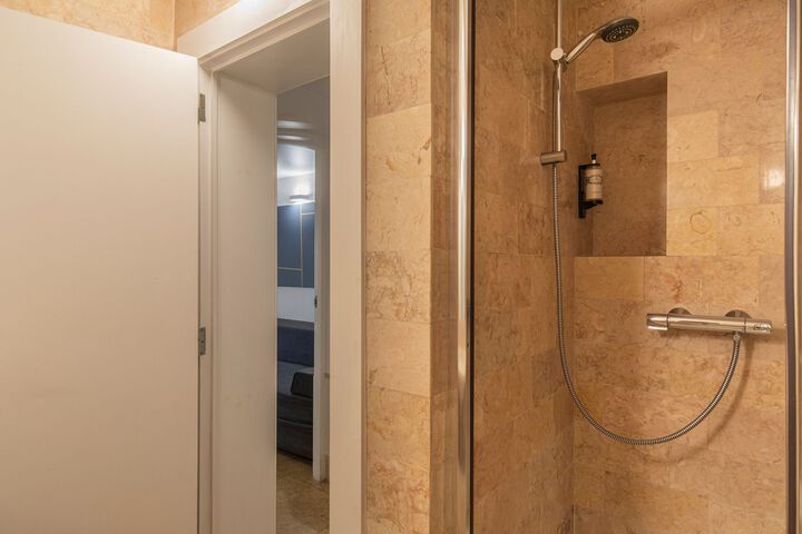 Room 5 of 18