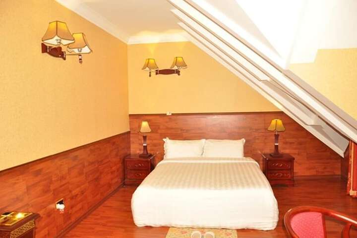 Room 4 of 7