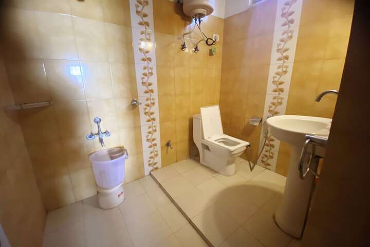 Room 9 of 16