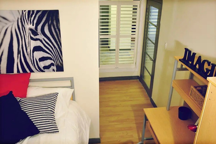 Room 6 of 9