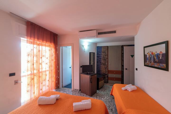 Room 8 of 28