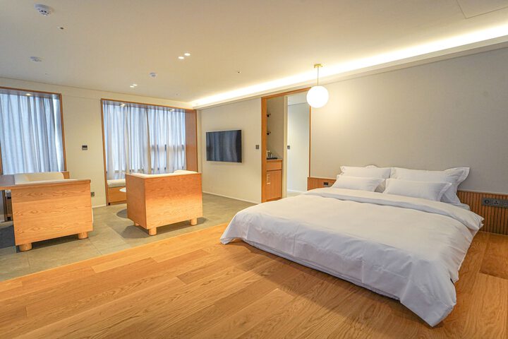 Room 25 of 76