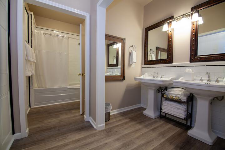 Deluxe King Bed (5 of 41)