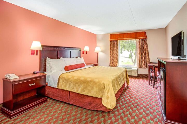 1 King Bed (4 of 4)