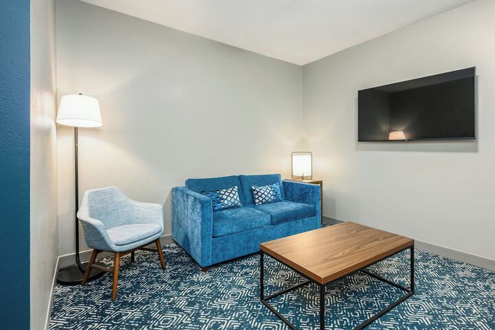 Room 33 of 84