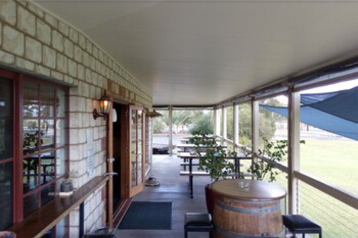 Lounge 8 of 18