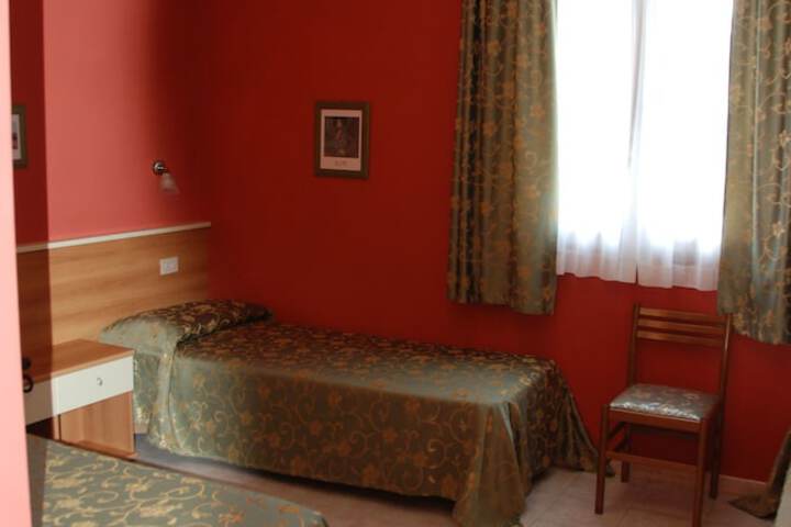 Room 6 of 28