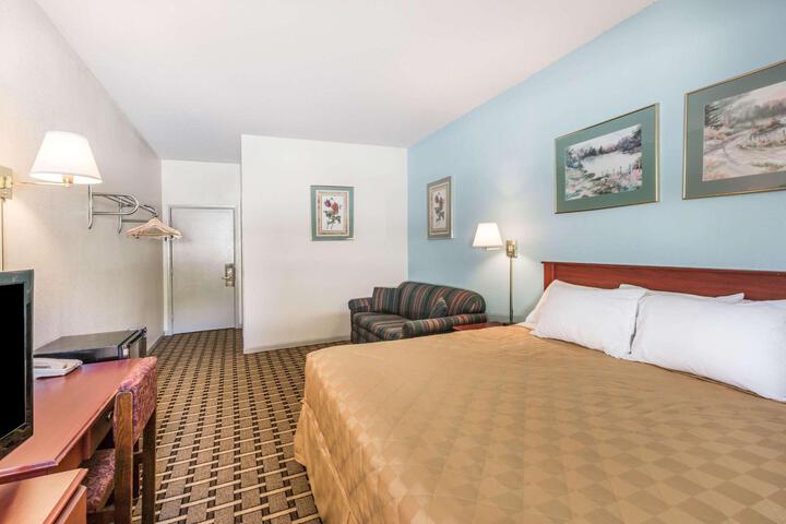 1 King Bed (2 of 4)