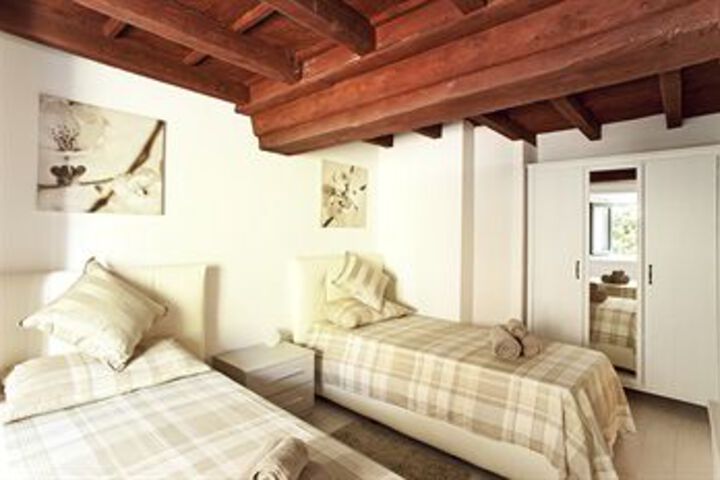 Room 16 of 38