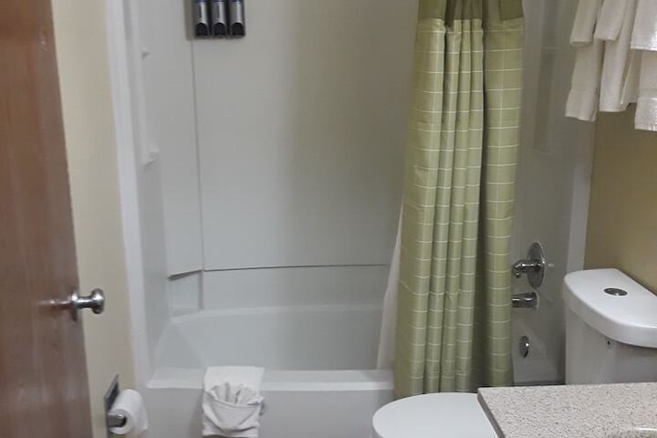 Deluxe 2 Queen Beds (3 of 5)