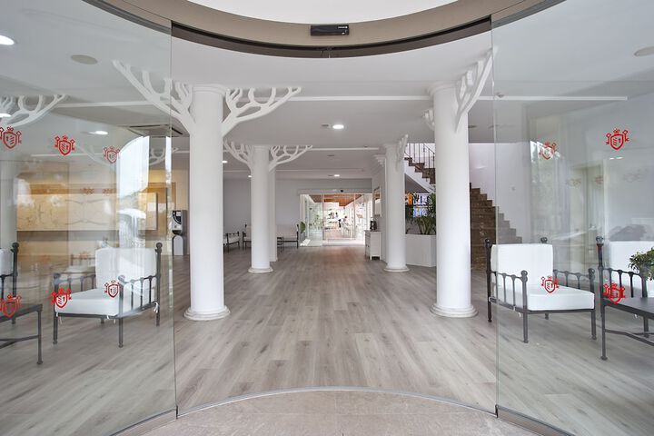 Entrance & Lobby