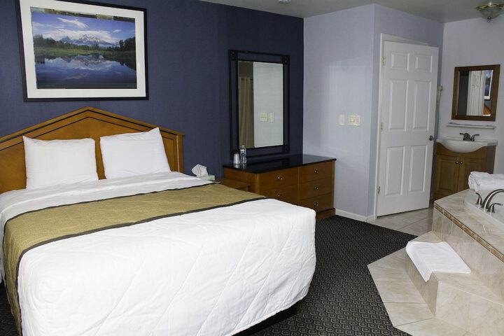 1 Queen Bed (6 of 15)