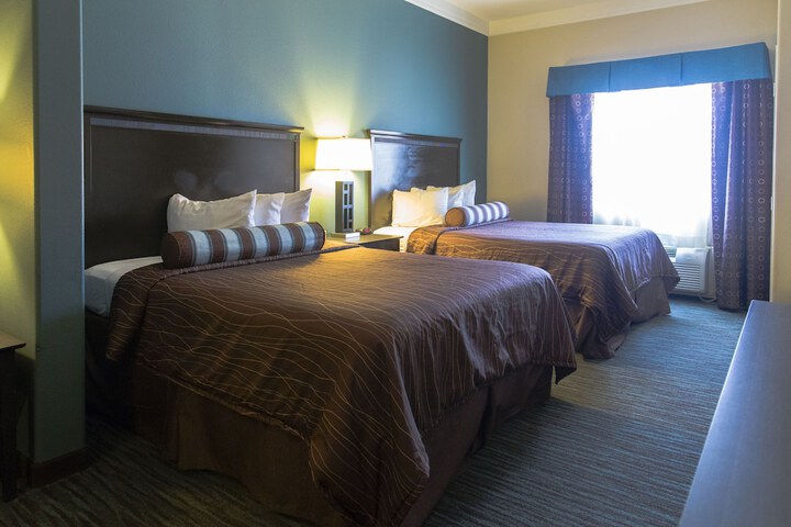 Deluxe 2 Queen Beds (5 of 8)