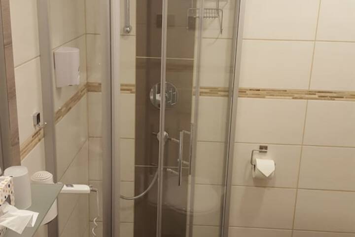 Room 11 of 27