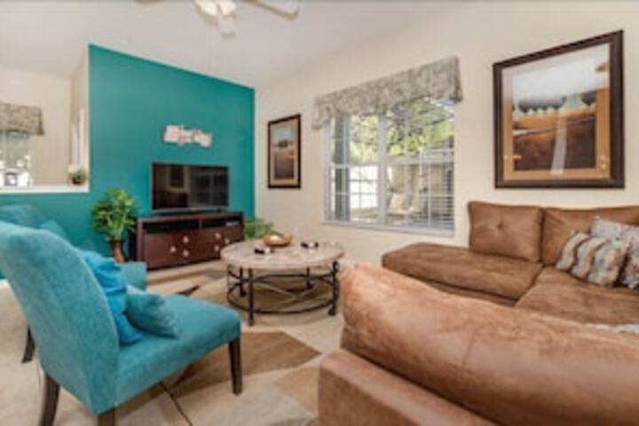 Beautiful 5 Bedroom 4 Bath Town Home in Paradise Palms Sleeps 13