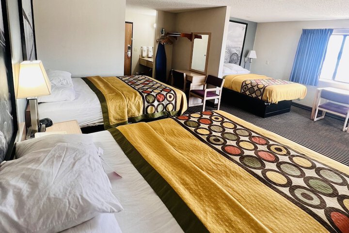 1 Queen Bed (11 of 26)