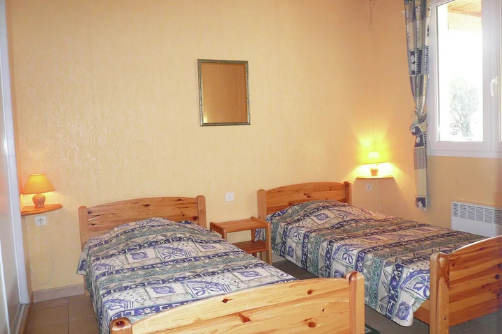 Room 4 of 16