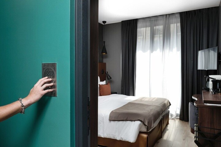 Room 32 of 46